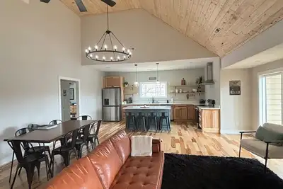 Image de Beautiful newly built Center Hill Lake retreat. Minutes to the marinas.