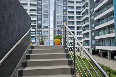 Image de Apt 2 - 2br Apartment with a pool, high-speed internet, close to the airport