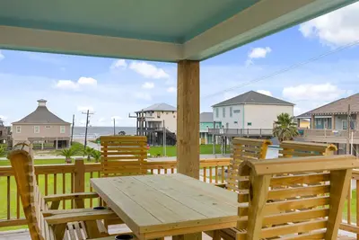 Image de Coast Bound and Down- Steps To The Beach Sleeps 14 - Steps from Crystal Beach