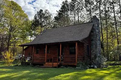 Image de Cozy Harbor Springs cabin meticulously maintained on 4 acres.