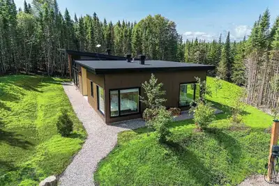 Image de La Charlebois 24 | Chaleureux chalet, Spa, Forêt
