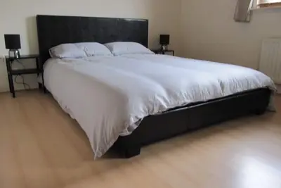 Image de Cosy, Hidden, Off Main Roads Upper Mews Apartment with Free Parking and Wifi