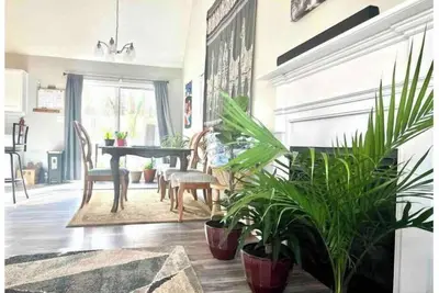 Image de Ample Home in a Central Location!