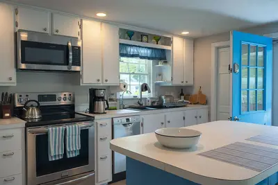 Image de 89 Shorewood -Falmouth Waterfront Getaway- pet friendly! Fire pit & water views!