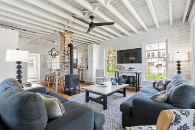 Image de Historic Hill Street Home - Heart of Fish Creek!