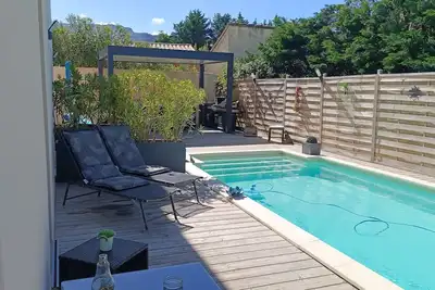 Image de Charmante Maisonnette en Provence Avec Piscine