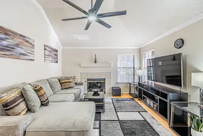 Image de Spacious North Dallas Home with 2 Living Areas – Great for Work and Relaxation
