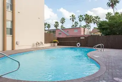 Image de Fiesta Sol #110 (2-Bedroom Home) with Pool by RedAwning