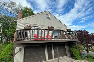 Image de “Creek Boutique” lies steps away from beach, markets, and parks.