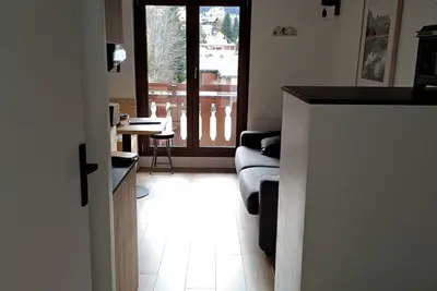 Image de Très Beau Studio Refait à Neuf Avec Garage Privé et Balcon à 3 mns du Centre
