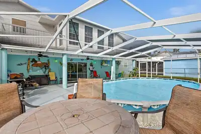 Image de Heated Pool screened in - Pet - Tiki - 4 Kayaks - Private Fishing & Boating Dock