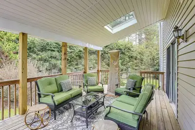 Image de Lake & Pool Access: Spacious Home in Newland