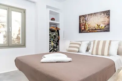Image de Premium Naxos Suite | Family Suite with Private Balcony | Modern Furnishing | Air-Conditioned | Saint George