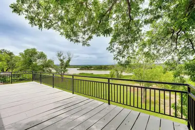 Image de Granbury Home w/ Lake Views ~ 6 Mi to Boat Launch!