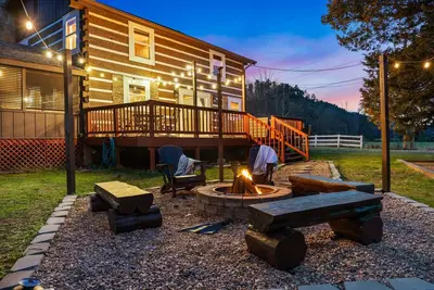 Image de Big Yard & Pet-Friendly Cabin — Pool Table, Hot Tub, 10 Min to Dollywood