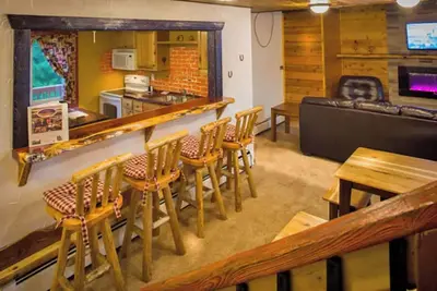 Image de Enjoy a quiet stay on your own private deck by the lake in Room 21: Ponderosa-a Western Themed Chalet