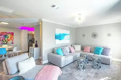 Image de Beach Condo. . 4 minute walk to private white sandy beaches. . Access to water taxi!
