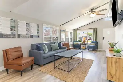 Image de Abodes on Oak: Fully stocked, side-by-side homes!