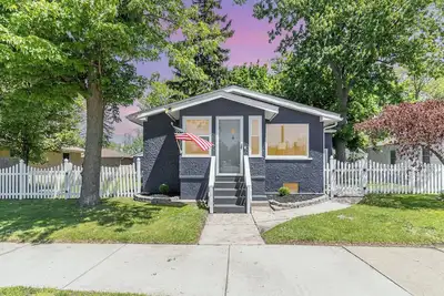 Image de Oak Street Abode: Foosball, Firepit, & Family Fun!