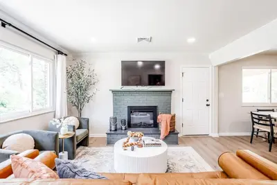 Image de Spacious 3b Ranch by Mercy Anderson, 15 min to Dt