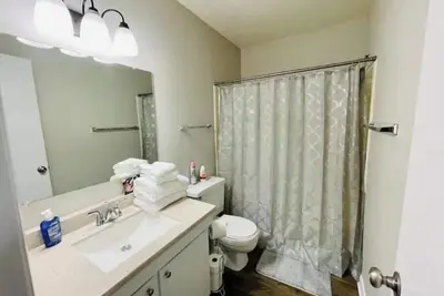 Image de 2 Bed 2 Bath/ Near Hospitals\n\n
