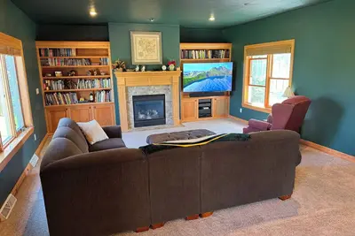 Image de 3500 sq ft House in quiet neighborhood 15 minutes from Stadium District