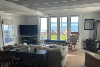 Image de Cottage on Lake Ontario with extra charm and character!