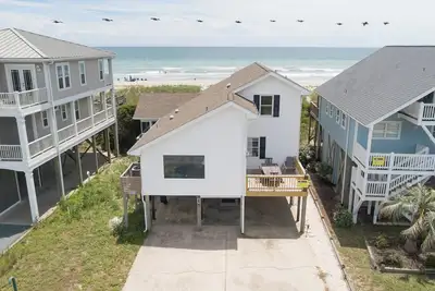 Image de Hobbs Realty - \"Fore Reel\" an oceanfront dog friendly home that offers amazing views!