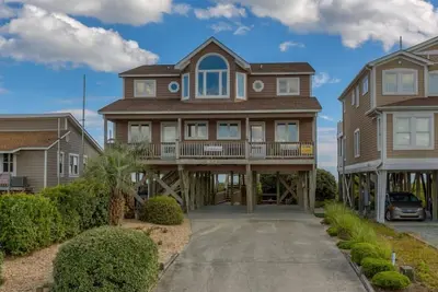 Image de Hobbs Realty - \"Lothlorien\" - Wonderful views in this oceanfront home with two separate living areas