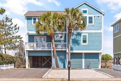 Image de Hobbs Realty - You'll be \"Livin' the Dream\" on Holden Beach in this pet-friendly boulevard home.