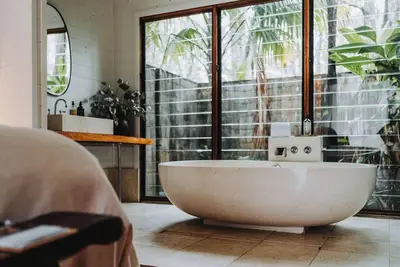 Image de Stunning Hunter Valley Rainforest Hideaway, Bathhouse 3 at Leaves and Fishes