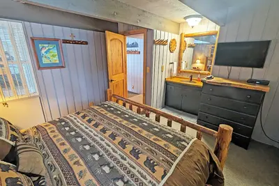 Image de Sleeps 12, 2 family areas, Great deck and patio - Pcn03