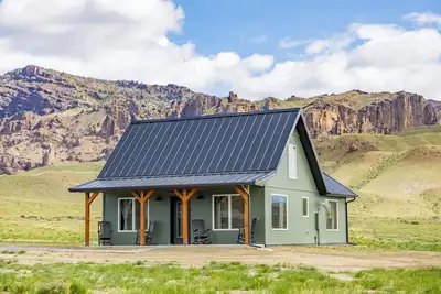 Image de Lazy Bear Cabin, new home in the Wapiti Valley