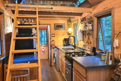 Image de Tiny bungalow secluded in the woods with lake view. Pets accepted!