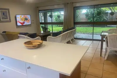 Image de Your Own Private Cottage in the heart of Town.