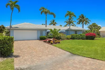 Image de Beautifully newly redesigned canal front pool home minutes to beach! New!