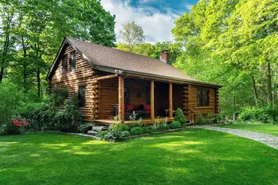Image de Cozy Maple Tree Cabin - Situated on 6 private acres - short drive to beaches! 😎