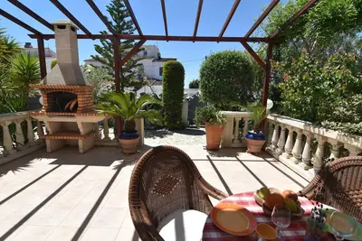 Image de Charmante maison de vacances avec un jardin luxuriant et une grande terrasse, à 1500 mètres de la plage de Santa Margarita à Roses.