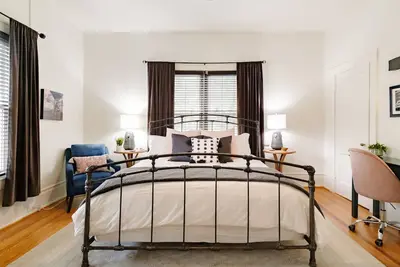 Image de Charming Updated Loft with King Bed!