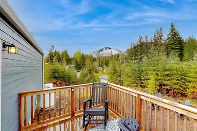Image de Dog-friendly mtn-view cabin near river with firepit, small deck, & washer\/dryer