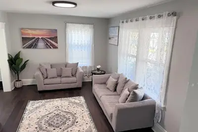 Image de Modern house overlooking lake view Erie Pa
