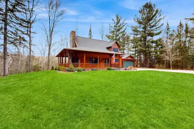 Image de Dog-friendly cabin with a pellet stove, media room, & washer\/dryer