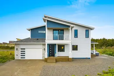 Image de Dog-friendly getaway with a garage game room, private hot tub, & washer/dryer