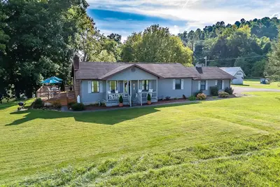 Image de Riverfront home with dock, mountain view, grill, firepit, smart TVs