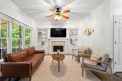 Image de 🌟 Modern 5-Bedroom🛏️, Perfect For Large Families! Spacious Sunroom ☀️