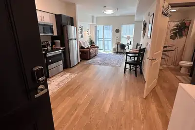 Image de Cozy apartment with Rooftop views, home workspace and close to Hospitals!