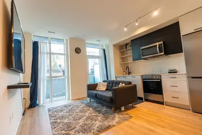 Image de Cozy 1 Bedroom Condo Apartment in Toronto
