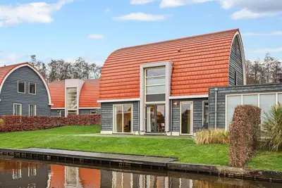 Image de Maison de luxe avec sauna, située au bord de l'eau