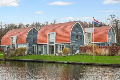 Maison avec piscine privée située au bord de l'eau