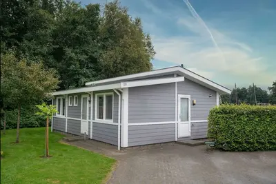 Image de Chalet confortable au bord de l'eau, dans un parc